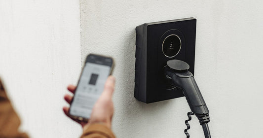 Wallbox φορτιστής εγκατεστημένος σε τοίχο γκαράζ σπιτιού — φόρτιση ηλεκτρικού αυτοκινήτου στο σπίτι